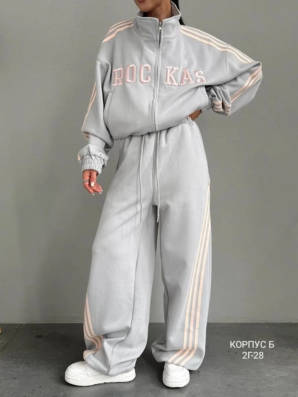 Спортивный костюм с лампасами и вышивкой — фото 2