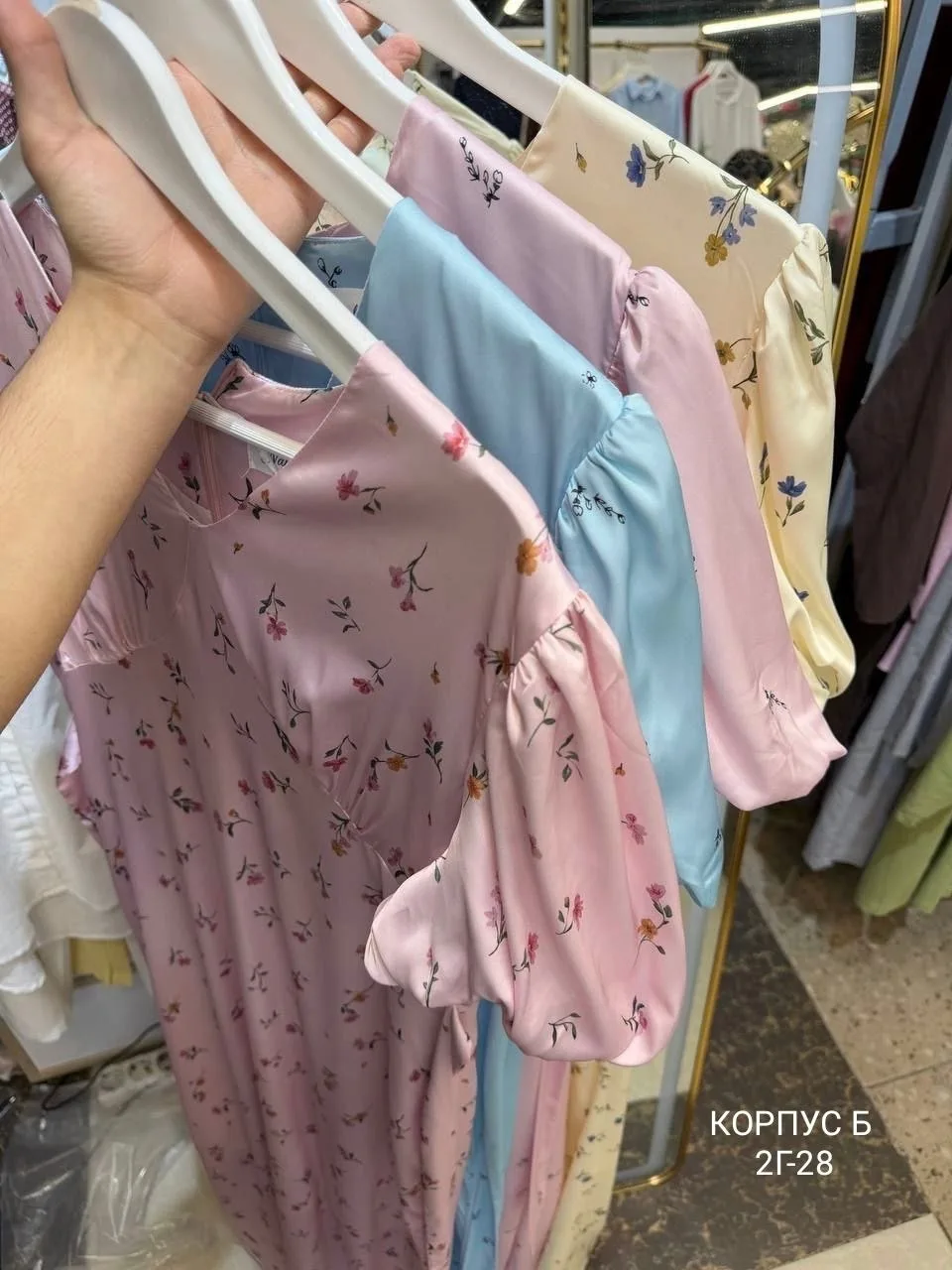 Приталенное платье с цветочным принтом длины макси Подчеркгёт — фото 9