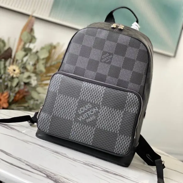 Готов заявить о себе без громких слов Рюкзак Campus в культовом узоре Damier и сдержанном сером оттенке именно такой акс — фото 1