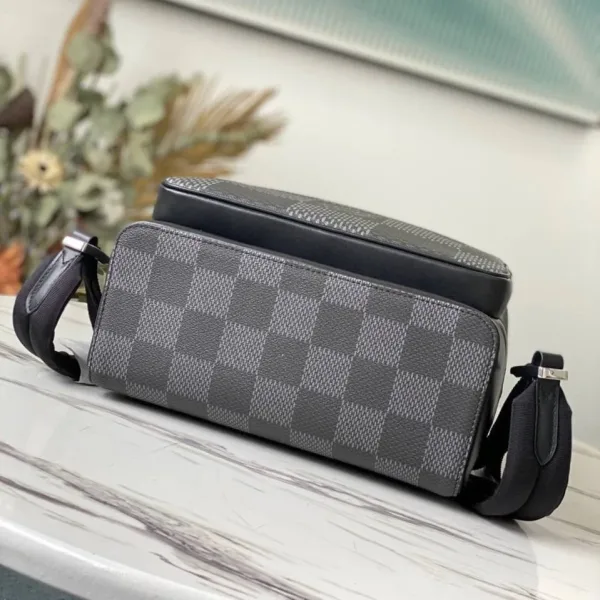 Готов заявить о себе без громких слов Рюкзак Campus в культовом узоре Damier и сдержанном сером оттенке именно такой акс — фото 9