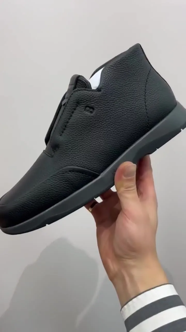 Лоферы Berluti Échappée из чёрной зернистой кожи — видео