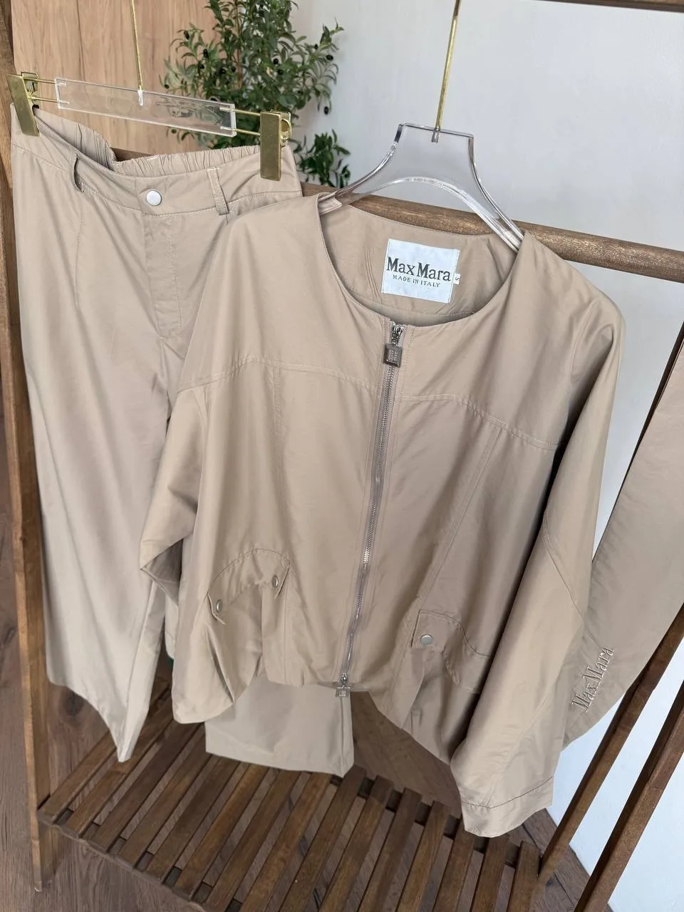 Комплект из ветровки, брюк и галстука в стиле — фото 8