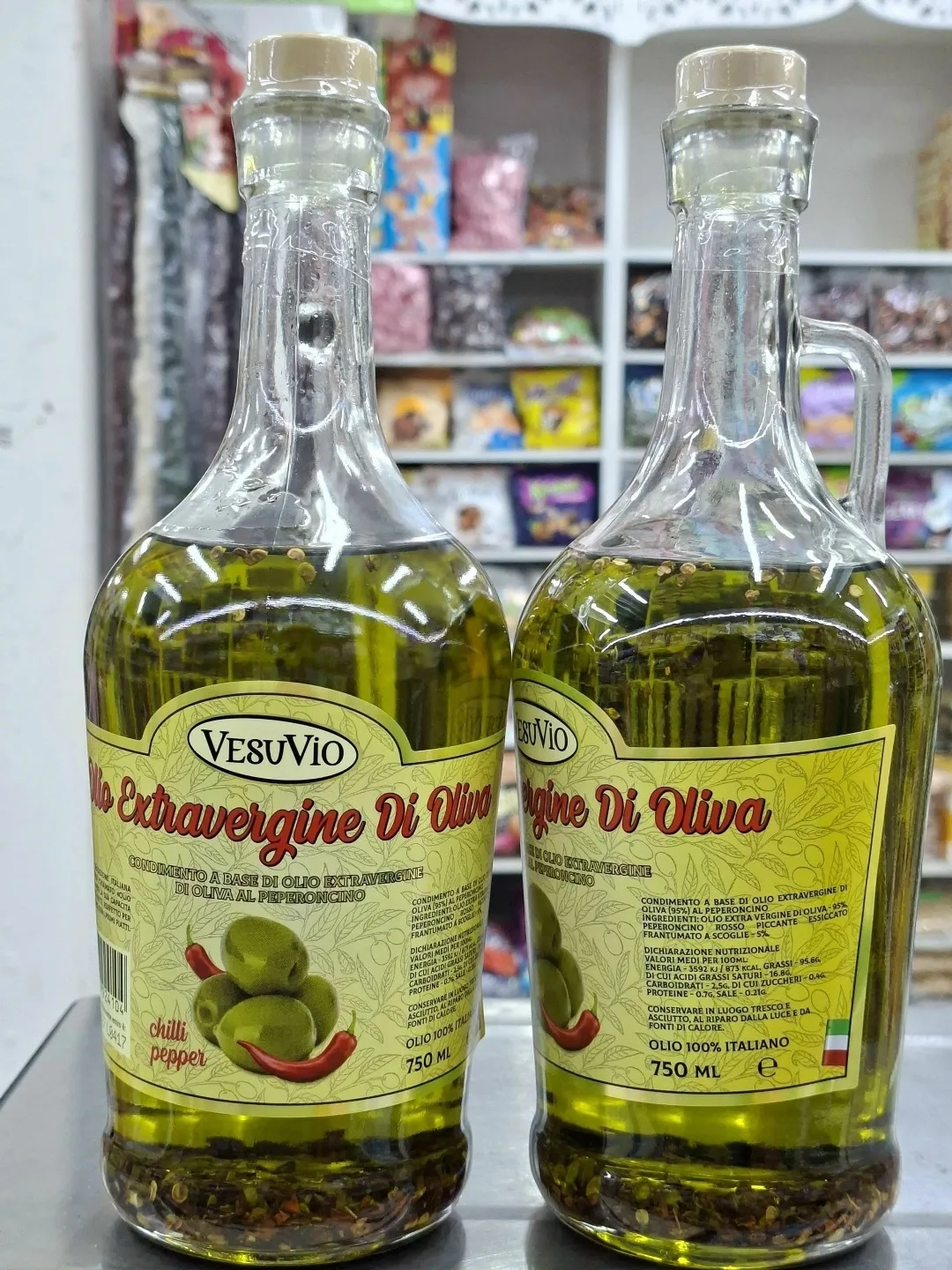 Нерафинированное оливковое масло Vesuvio высшего качества Extra Virgin с добавлением перца чили. внутри видны кусочки ос