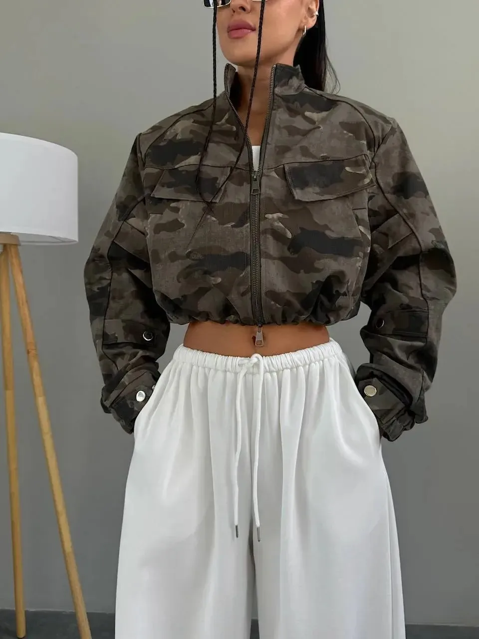 Укороченный бомбер в камуфляжном стиле с объемным кроем, высокой горловиной и накладными карманами — фото 15