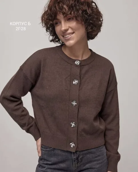 Уютный кардиган с круглым вырезом и пуговицами — фото 9