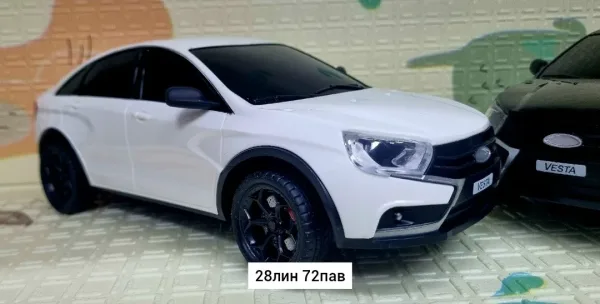 Игрушечная машинка LADA VESTA в масштабе 1:12 с пультом управления — фото 3