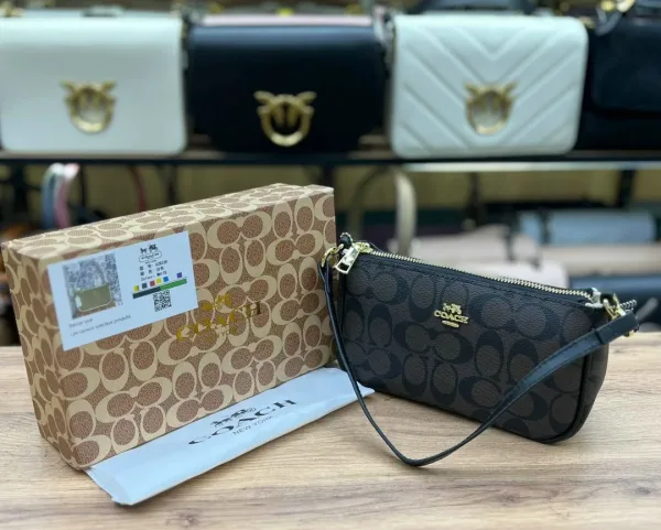 Сумка GUESS из экокожи — фото 10