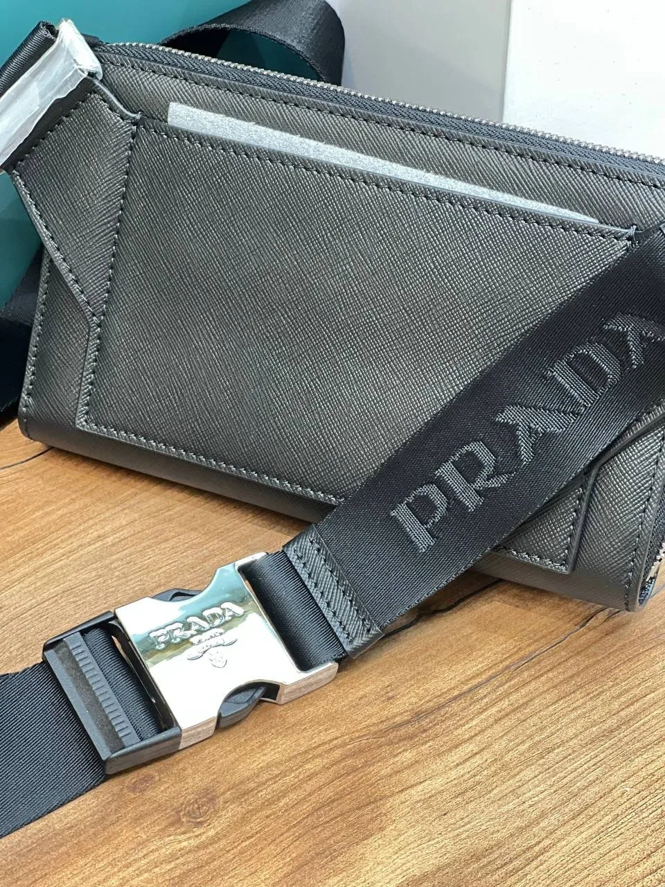 Prada Saffiano компактная поясная сумка — фото 6