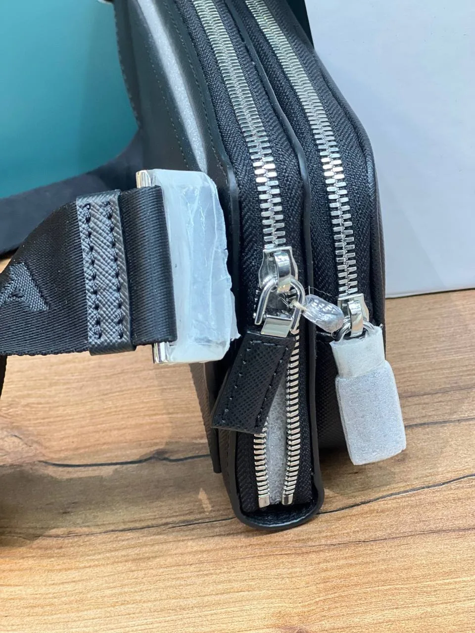 Prada Saffiano компактная поясная сумка — фото 10