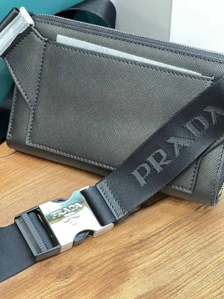 Prada Saffiano компактная поясная сумка — фото 6