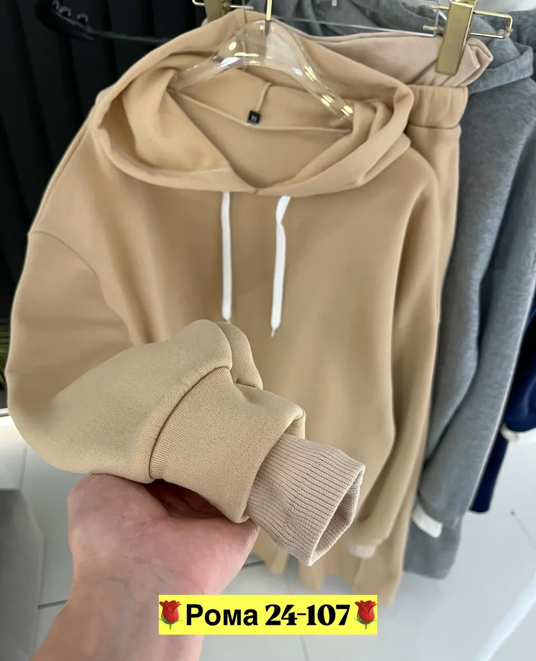 Теплый и мягкий флисовый костюм в трендовом стиле — фото 4