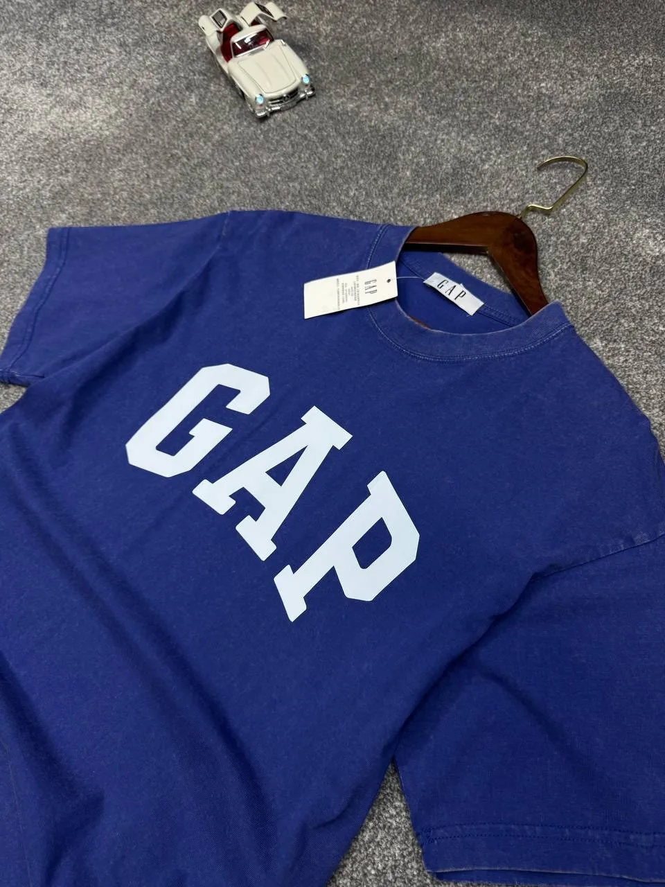 Футболки в стиле oversize от брендов Gap и Carhart — фото 3