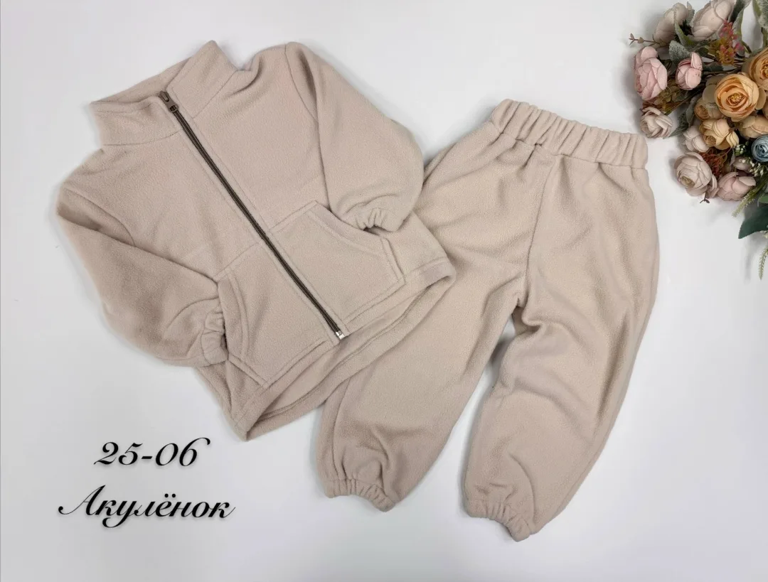 Модель выполнена в стиле oversize худи на молнии спереди, хорошо закрывает поясницу ребёнка, не сковывает движений и обе — фото 1