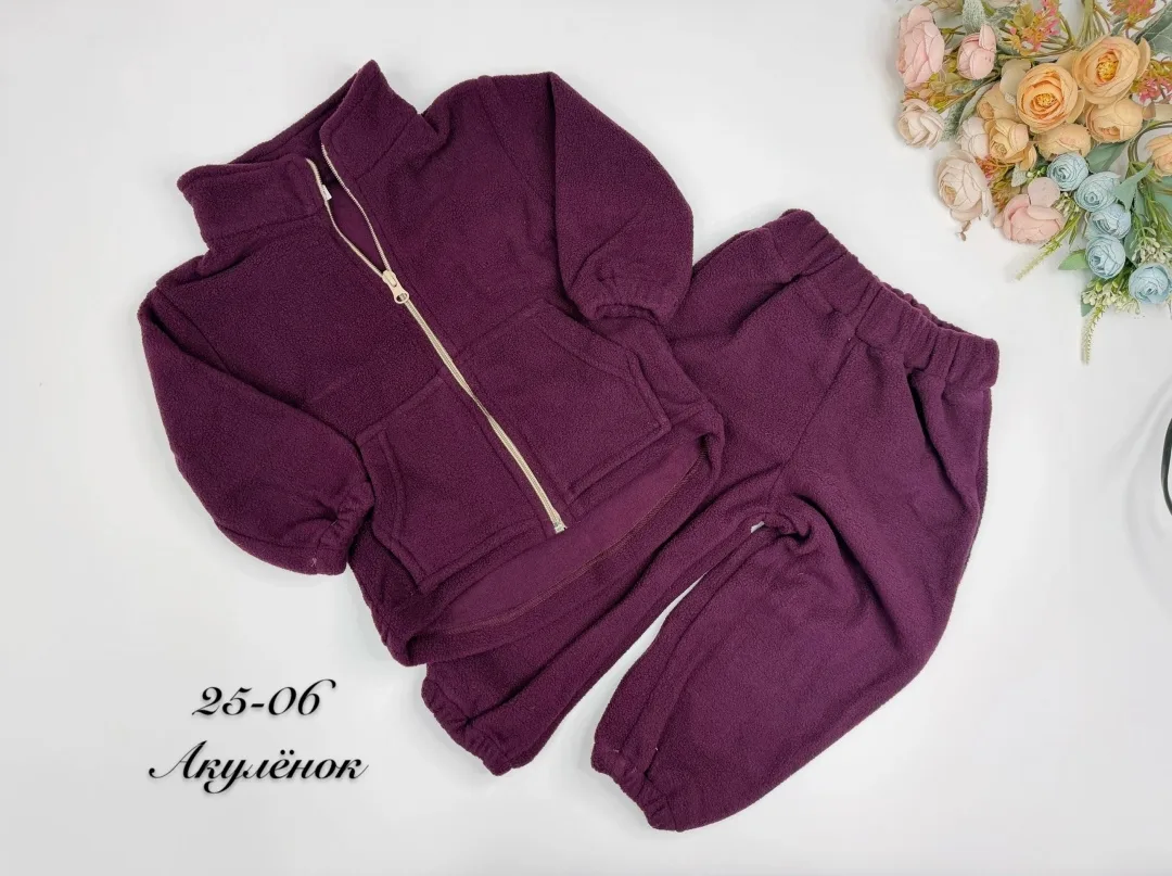 Модель выполнена в стиле oversize худи на молнии спереди, хорошо закрывает поясницу ребёнка, не сковывает движений и обе — фото 3