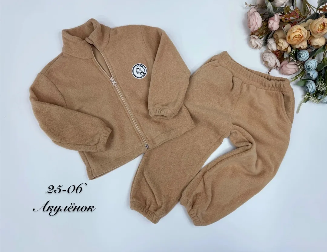 Модель выполнена в стиле oversize худи на молнии спереди, хорошо закрывает поясницу ребёнка, не сковывает движений и обе — фото 4