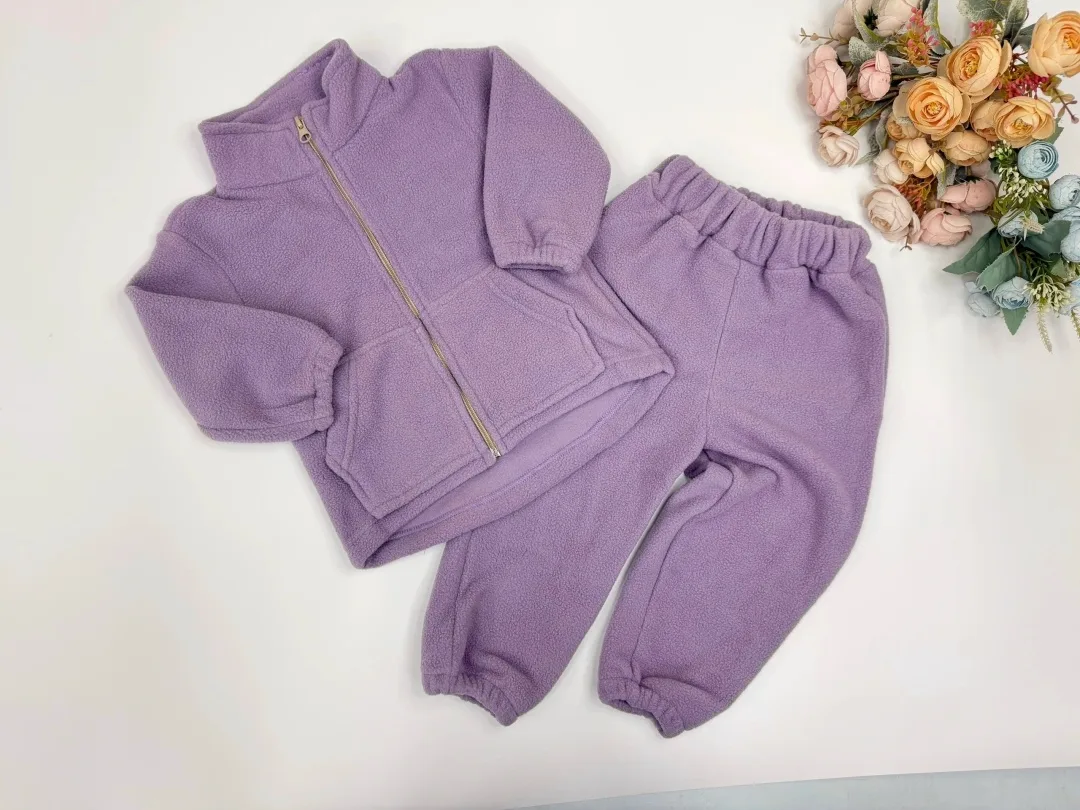 Модель выполнена в стиле oversize худи на молнии спереди, хорошо закрывает поясницу ребёнка, не сковывает движений и обе — фото 5
