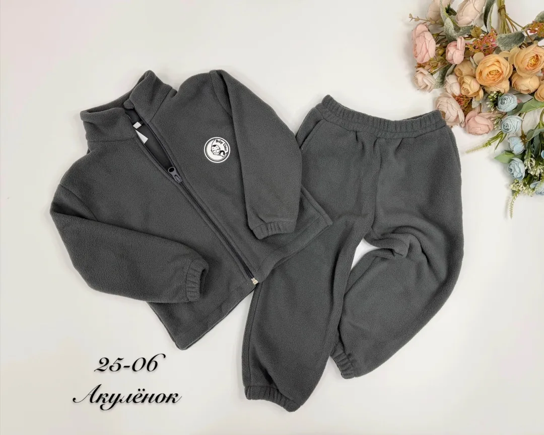 Модель выполнена в стиле oversize худи на молнии спереди, хорошо закрывает поясницу ребёнка, не сковывает движений и обе — фото 7