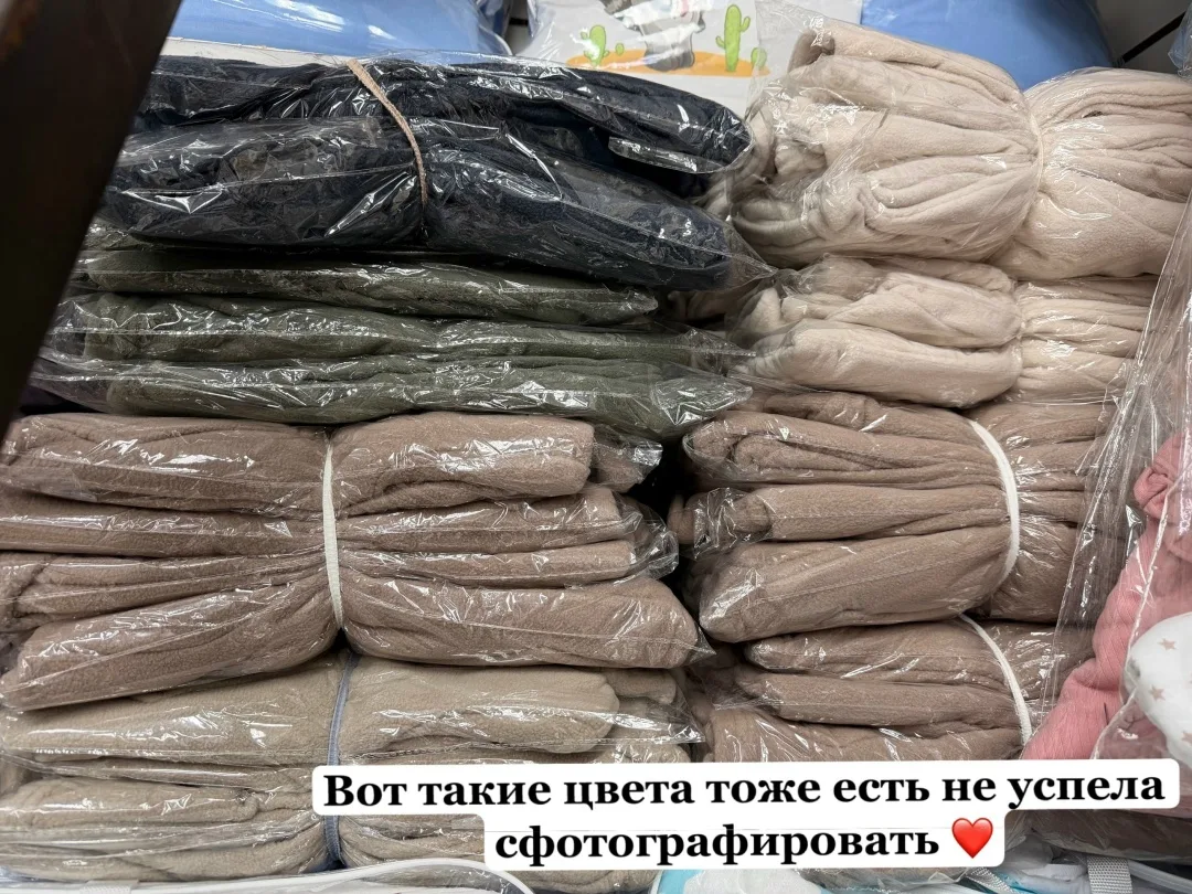 Модель выполнена в стиле oversize худи на молнии спереди, хорошо закрывает поясницу ребёнка, не сковывает движений и обе — фото 8