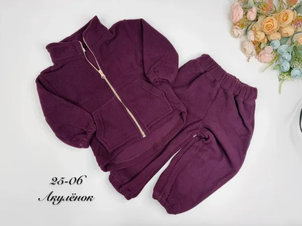 Модель выполнена в стиле oversize худи на молнии спереди, хорошо закрывает поясницу ребёнка, не сковывает движений и обе — фото 13