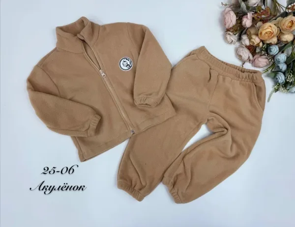 Модель выполнена в стиле oversize худи на молнии спереди, хорошо закрывает поясницу ребёнка, не сковывает движений и обе — фото 17