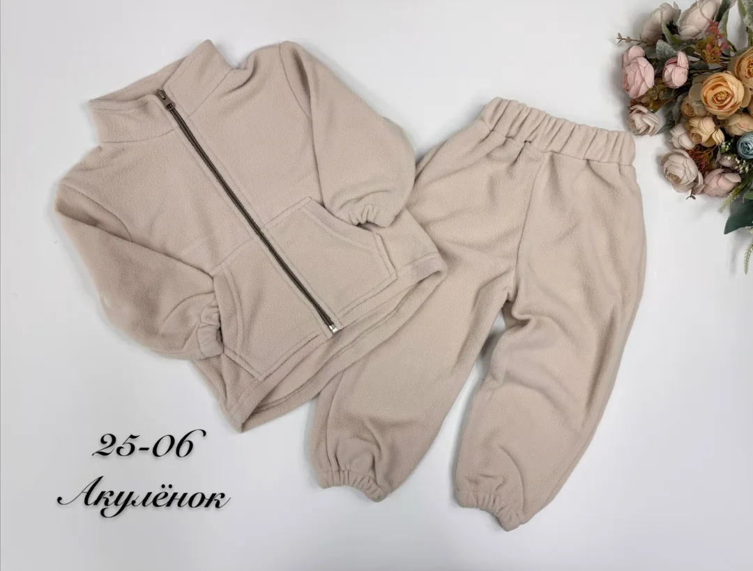 Модель выполнена в стиле oversize худи на молнии спереди, хорошо закрывает поясницу ребёнка, не сковывает движений и обе — фото 1