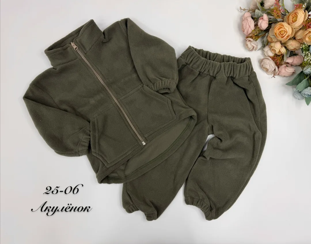 Модель выполнена в стиле oversize худи на молнии спереди, хорошо закрывает поясницу ребёнка, не сковывает движений и обе — фото 2