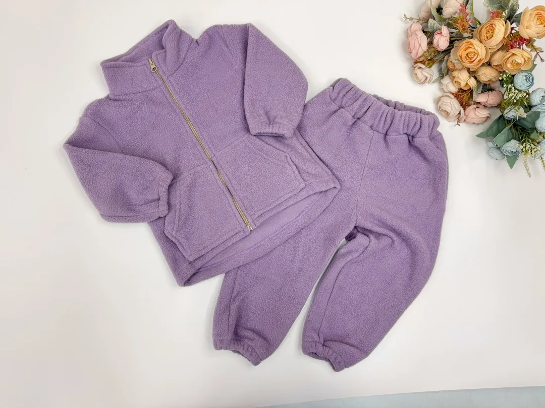Модель выполнена в стиле oversize худи на молнии спереди, хорошо закрывает поясницу ребёнка, не сковывает движений и обе — фото 5