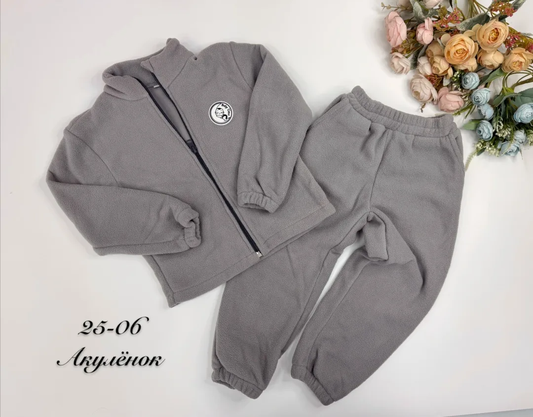 Модель выполнена в стиле oversize худи на молнии спереди, хорошо закрывает поясницу ребёнка, не сковывает движений и обе — фото 6
