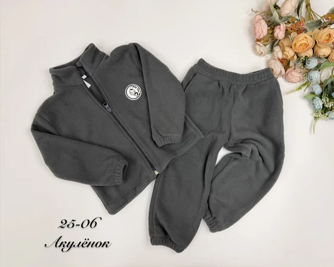 Модель выполнена в стиле oversize худи на молнии спереди, хорошо закрывает поясницу ребёнка, не сковывает движений и обе — фото 7
