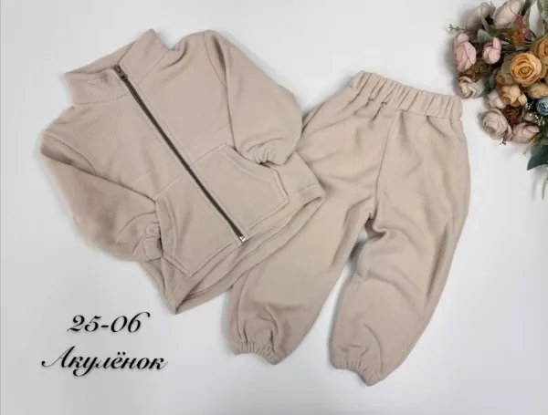Модель выполнена в стиле oversize худи на молнии спереди, хорошо закрывает поясницу ребёнка, не сковывает движений и обе — фото 1