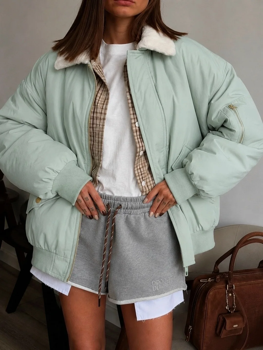 Свободная посадка Oversize, объёмные рукава и мягкий меховой воротник — идеально сочетается с джинсами, брюками и спорти — фото 3