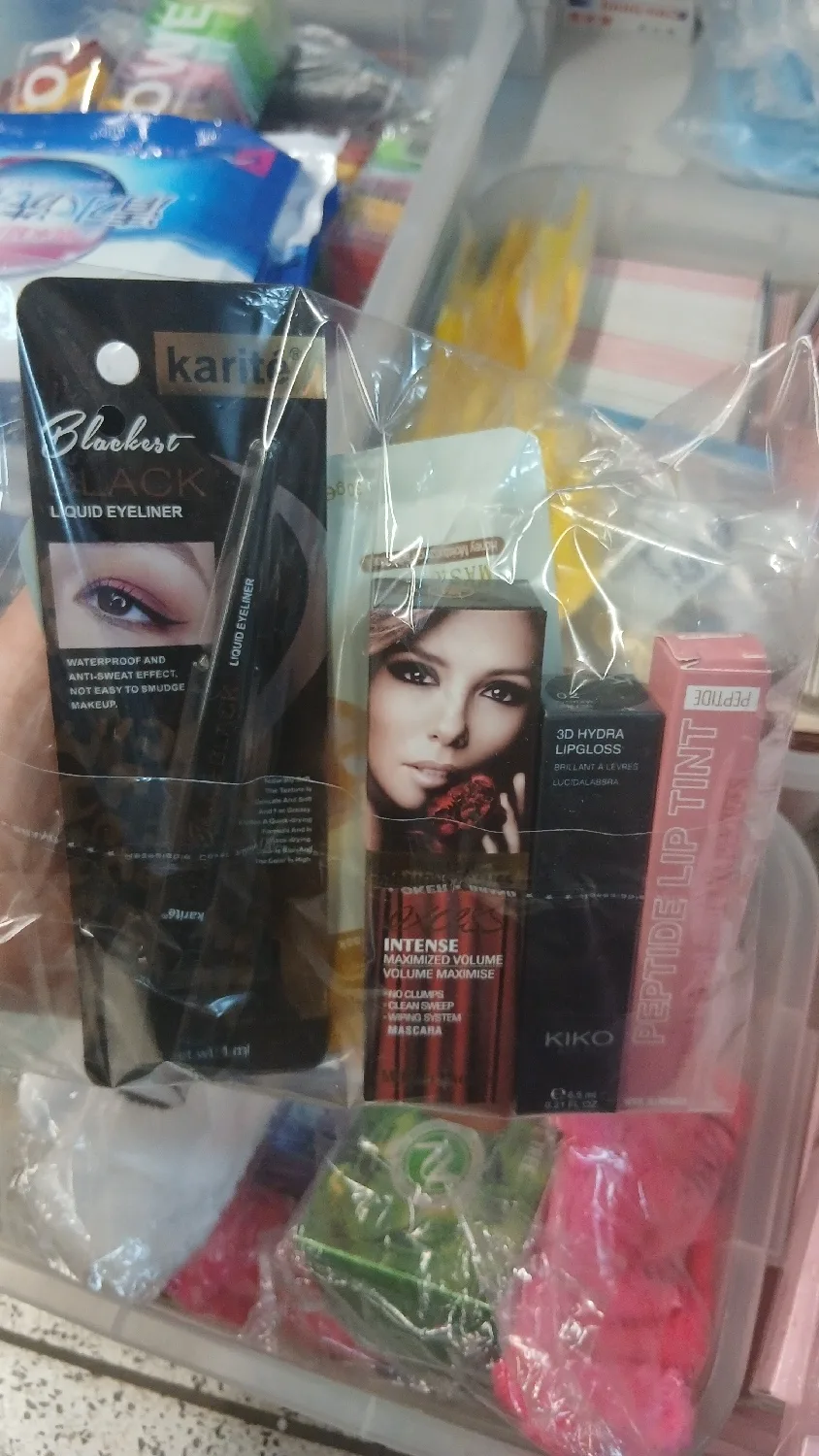 Набор косметики из пластика