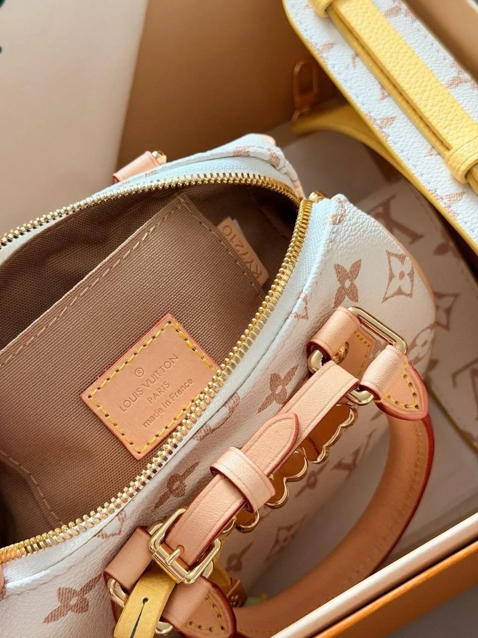 Сумка Louis Vuitton Speedy из натуральной кожи — фото 8