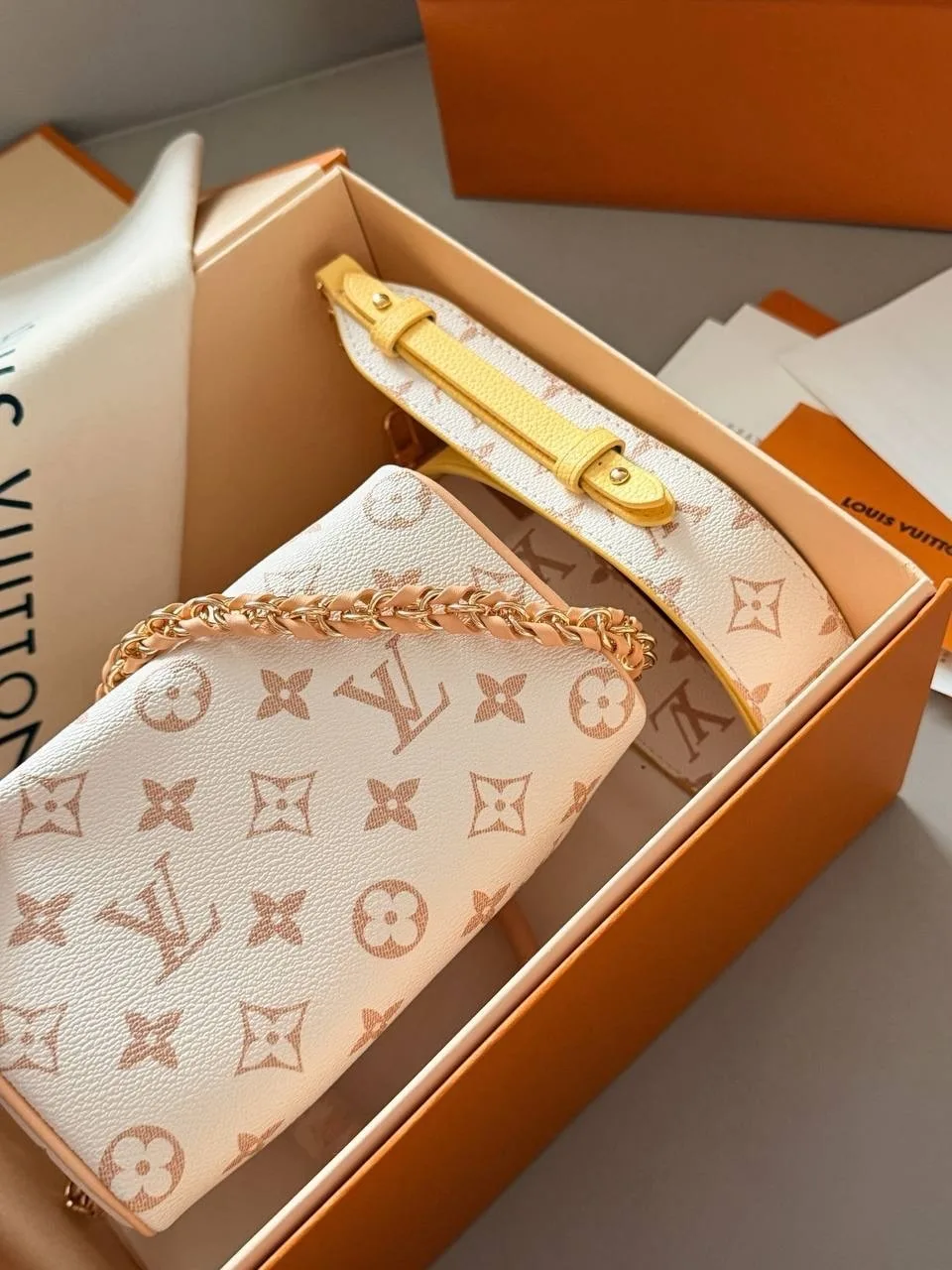 Сумка Louis Vuitton Speedy из натуральной кожи — фото 9