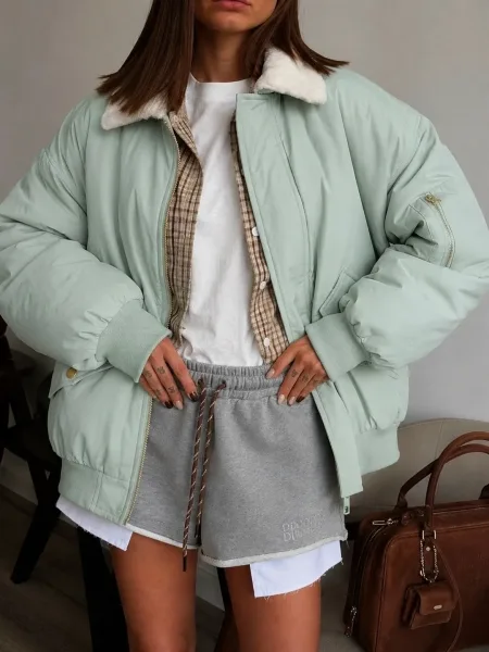 Свободная посадка Oversize, объёмные рукава и мягкий меховой воротник идеально сочетается с джинсами, брюками и спортивн — фото 7