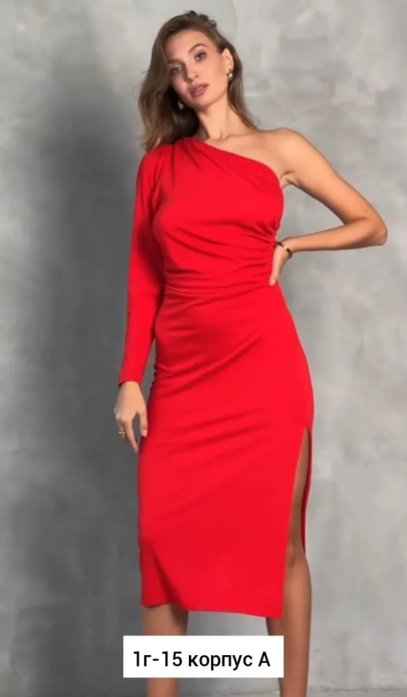 Платье с асимметрией из тянущегося вискозного трикотажа — фото 7