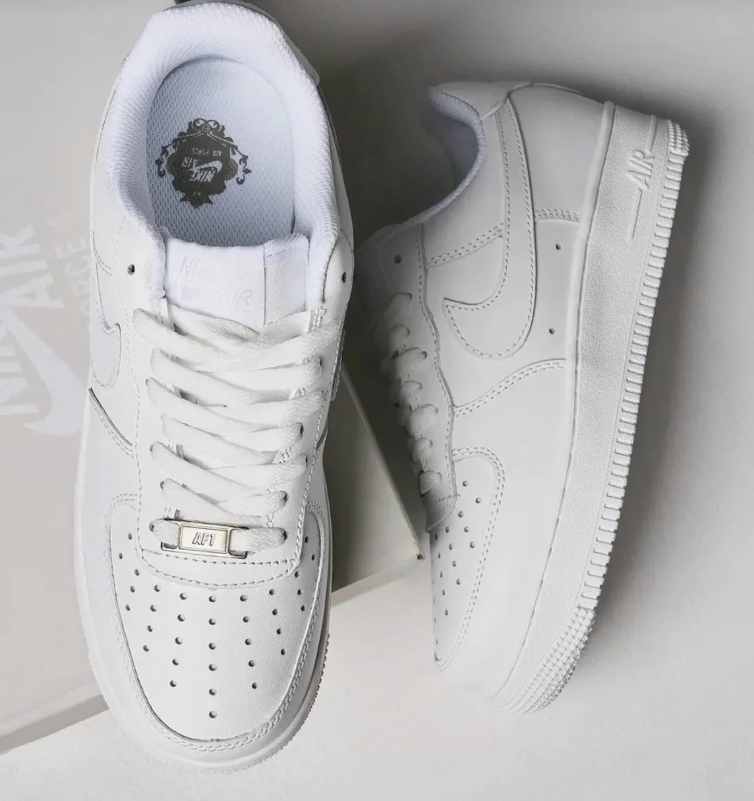Кроссовки Nike Air Force 1 из белой кожаной ткани с надежной фиксацией шнурками — фото 4