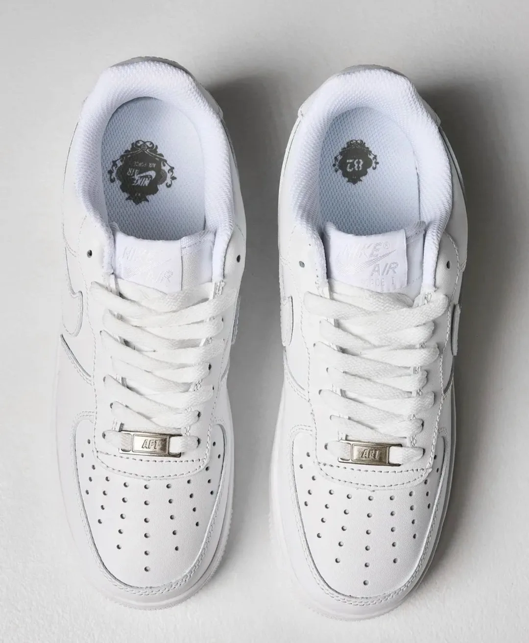 Кроссовки Nike Air Force 1 из белой кожаной ткани с надежной фиксацией шнурками — фото 1