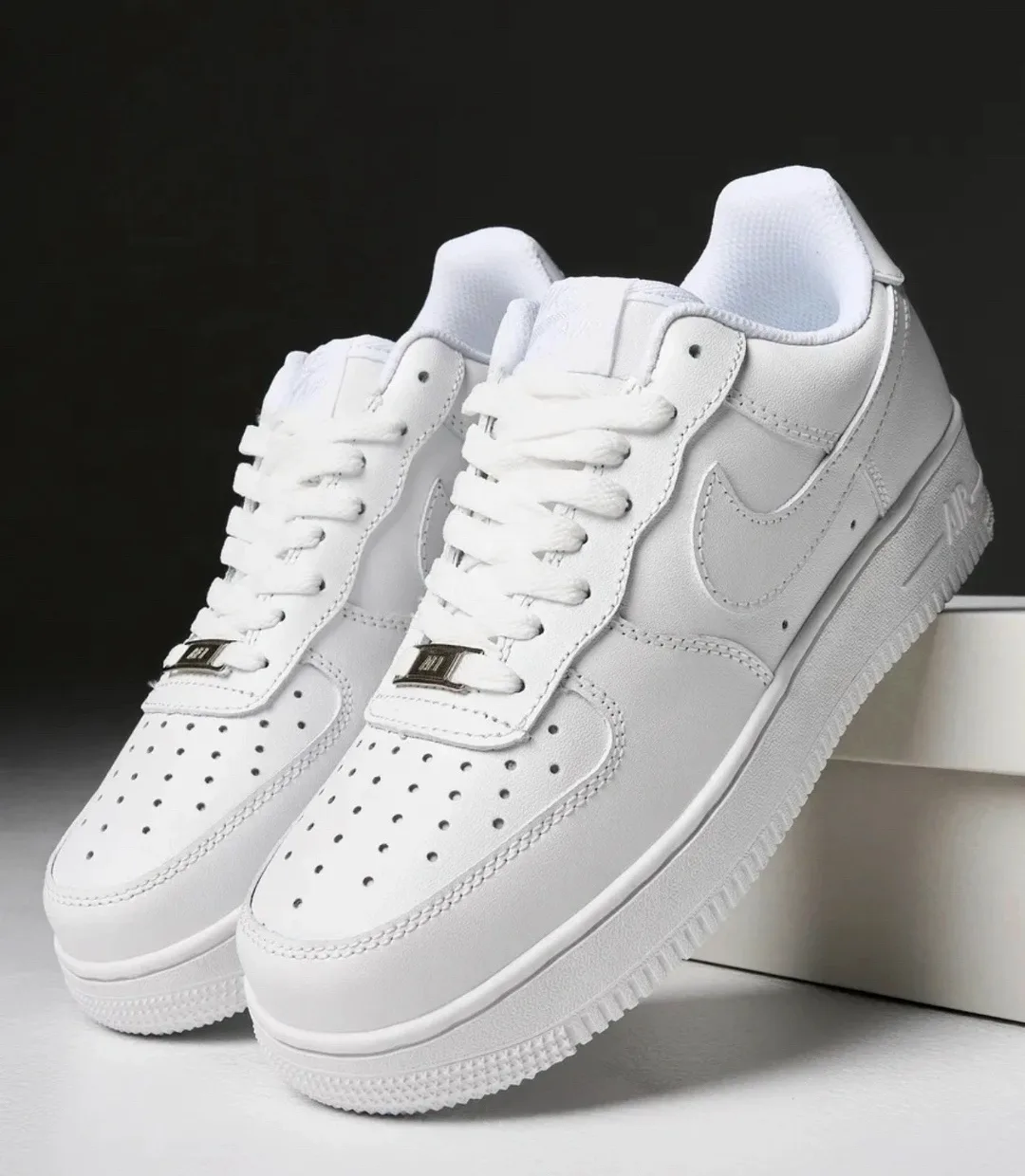 Кроссовки Nike Air Force 1 из белой кожаной ткани с надежной фиксацией шнурками — фото 4