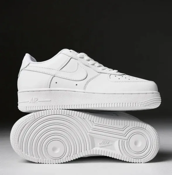 Кроссовки Nike Air Force 1 из белой кожаной ткани с надежной фиксацией шнурками — фото 25