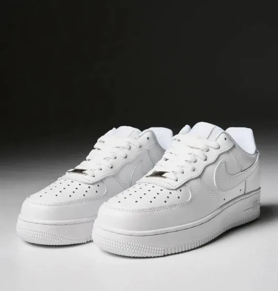 Кроссовки Nike Air Force 1 из белой кожаной ткани с надежной фиксацией шнурками — фото 26