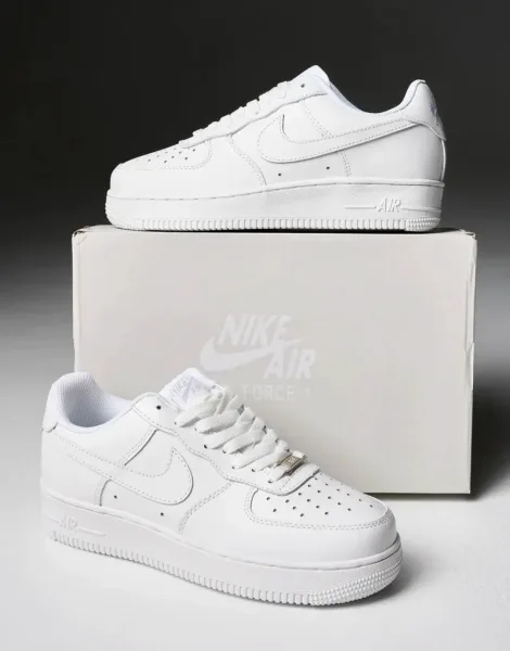 Кроссовки Nike Air Force 1 из белой кожаной ткани с надежной фиксацией шнурками — фото 33