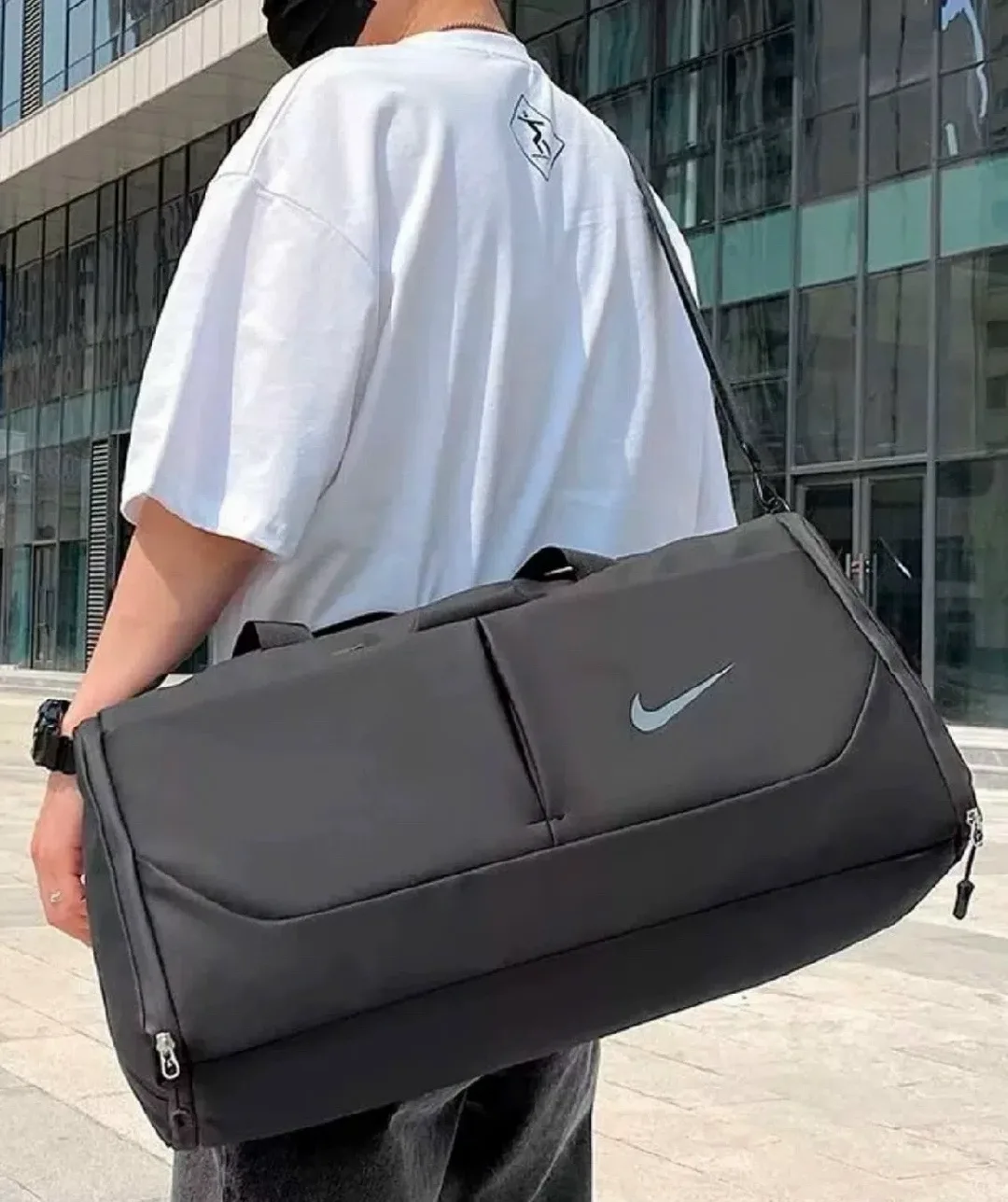 Сумка-мессенджер Nike с разделением на сухую и влажную зоны белая — фото 7