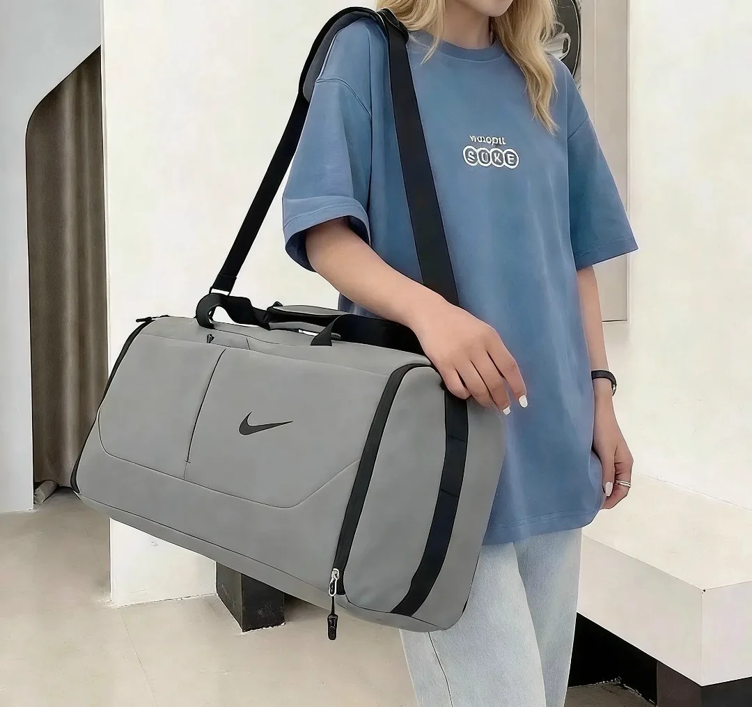 Сумка-мессенджер Nike с разделением на сухую и влажную зоны белая — фото 8