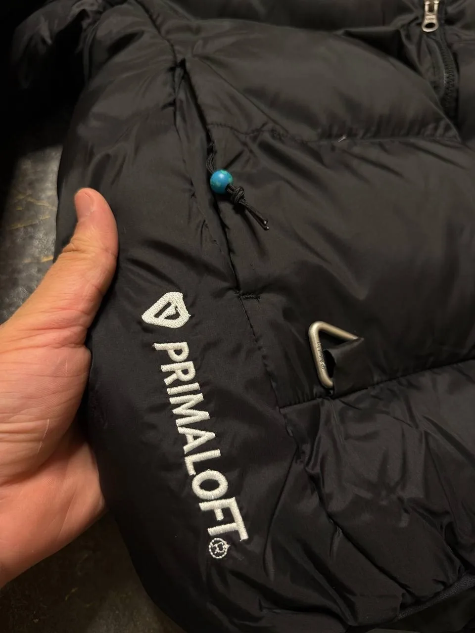 Лёгкая и тёплая куртка из водонепроницаемой ткани с наполнителем холлофайбер — фото 5