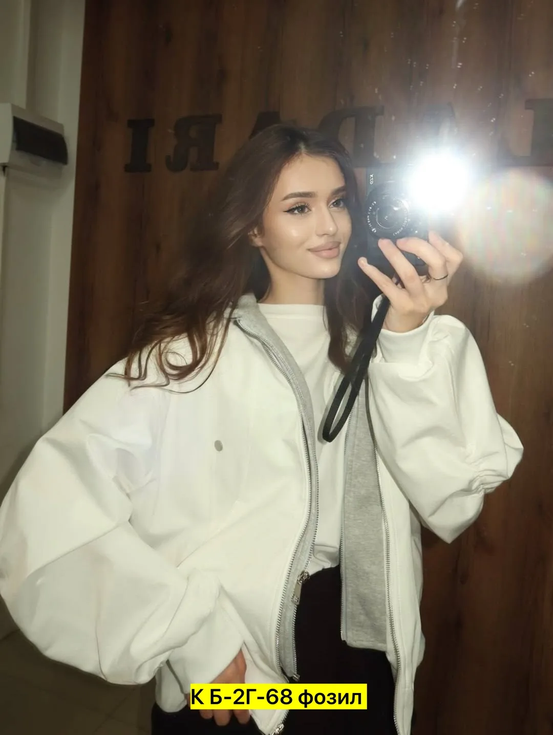 Oversize бомбер свободного кроя с капюшоном и контрастной надписью на спине — фото 3
