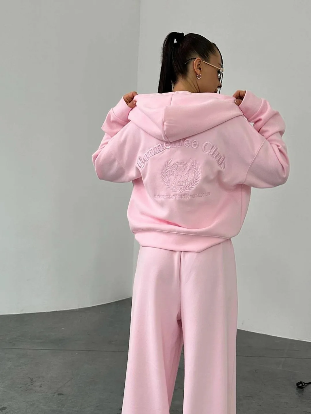 Спортивный костюм из худи на молнии и широких брюк с oversize-посадкой — фото 2