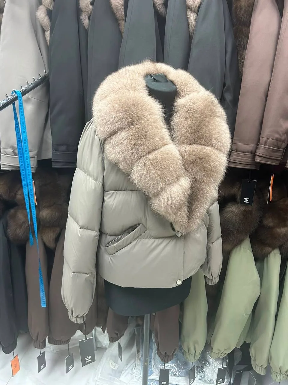 Новые пуховики с натуральным меховым воротником уже — фото 1