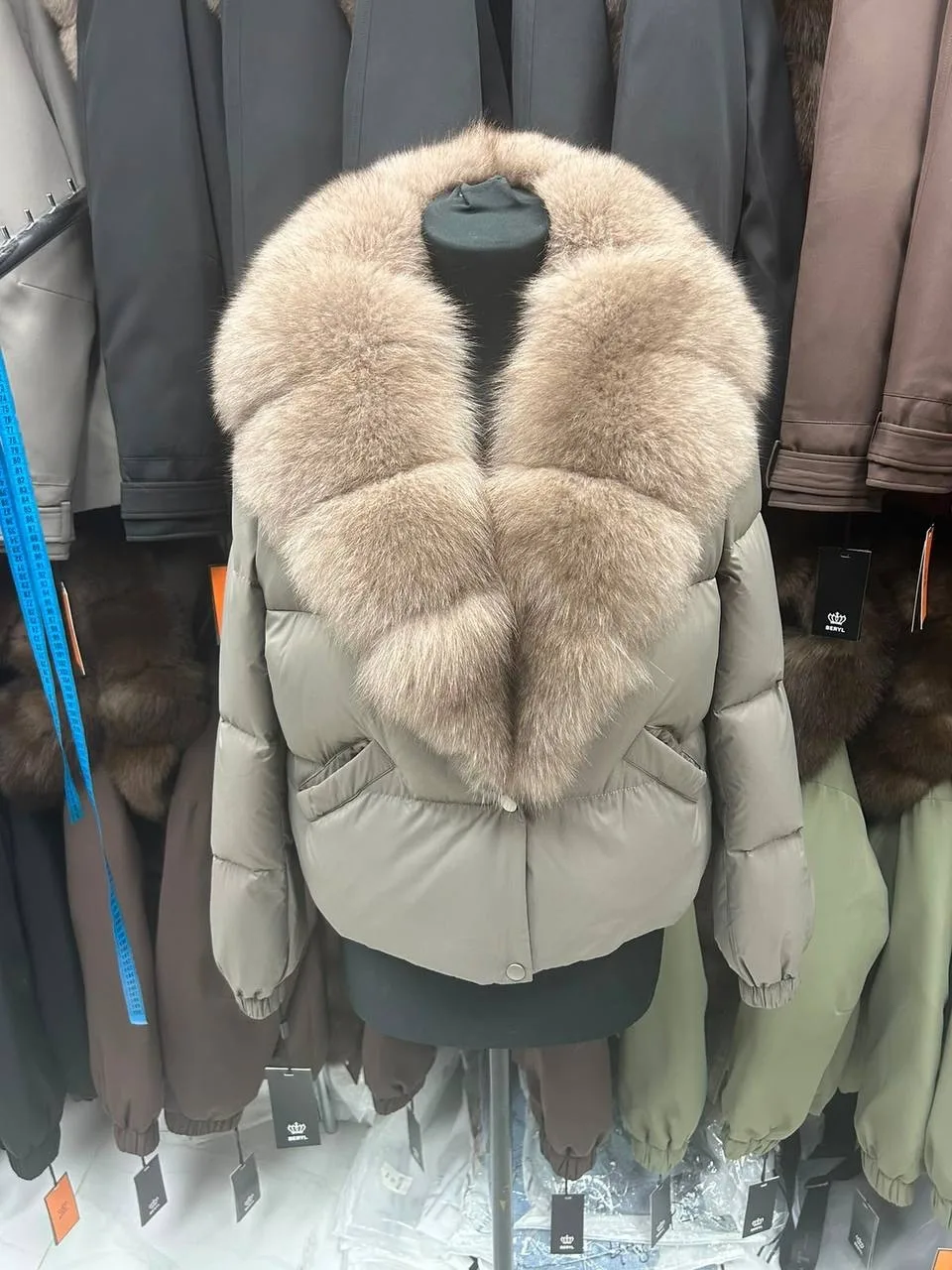 Новые пуховики с натуральным меховым воротником уже — фото 2