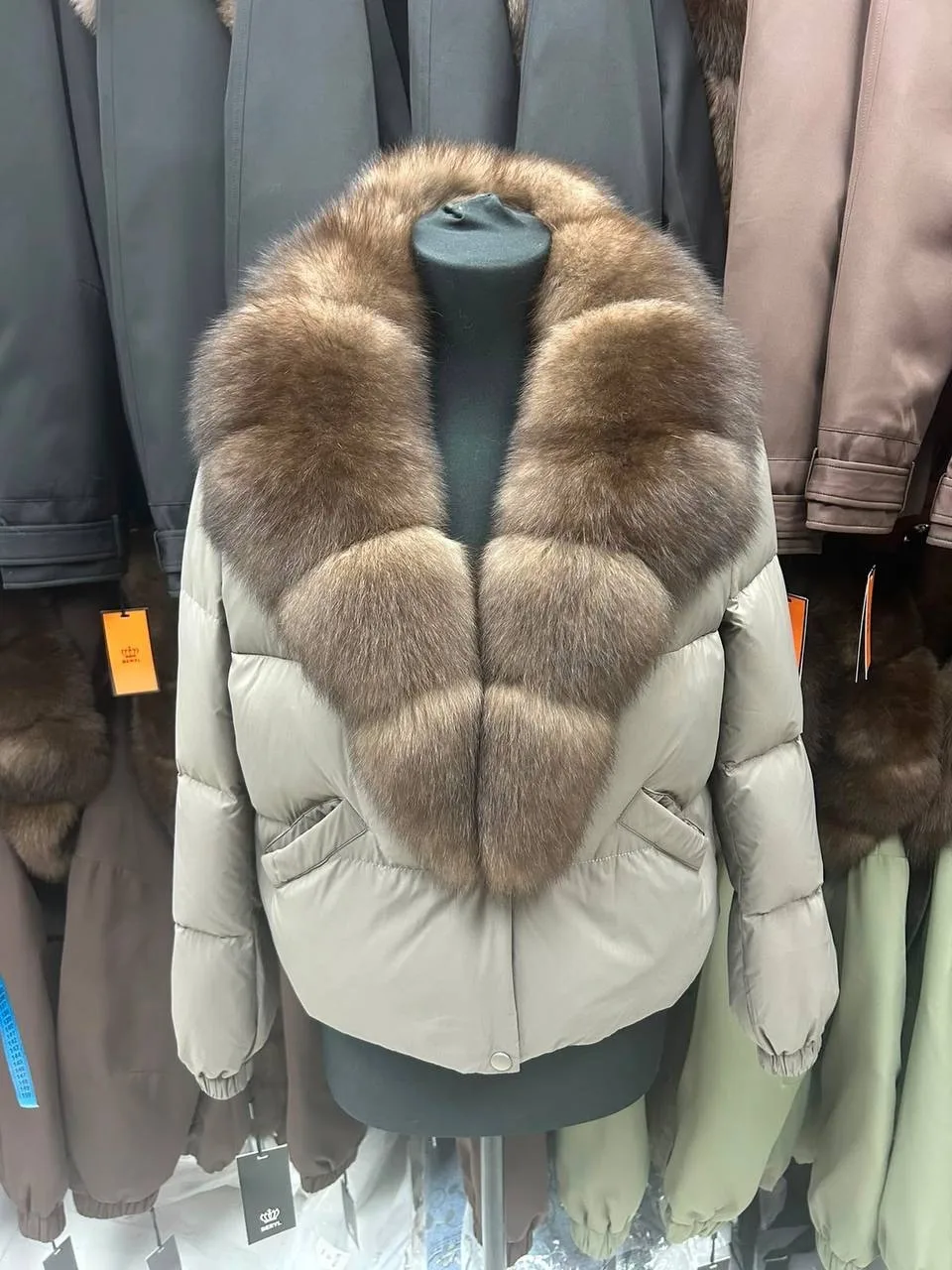 Новые пуховики с натуральным меховым воротником уже — фото 3